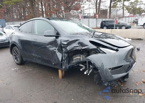 2025 Tesla Model Y Long Range Dual Motor Rear-Wheel Drive z USA, uszkodzony, nr VIN 7SAYGDED8SA375060